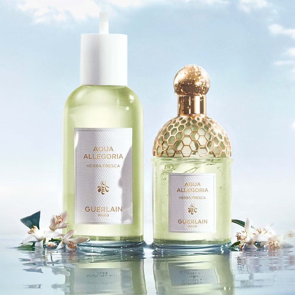Deux flacons de Guerlain Aqua Allegoria Herba Fresca. Les deux avec étiquette blanche et bouchon doré.