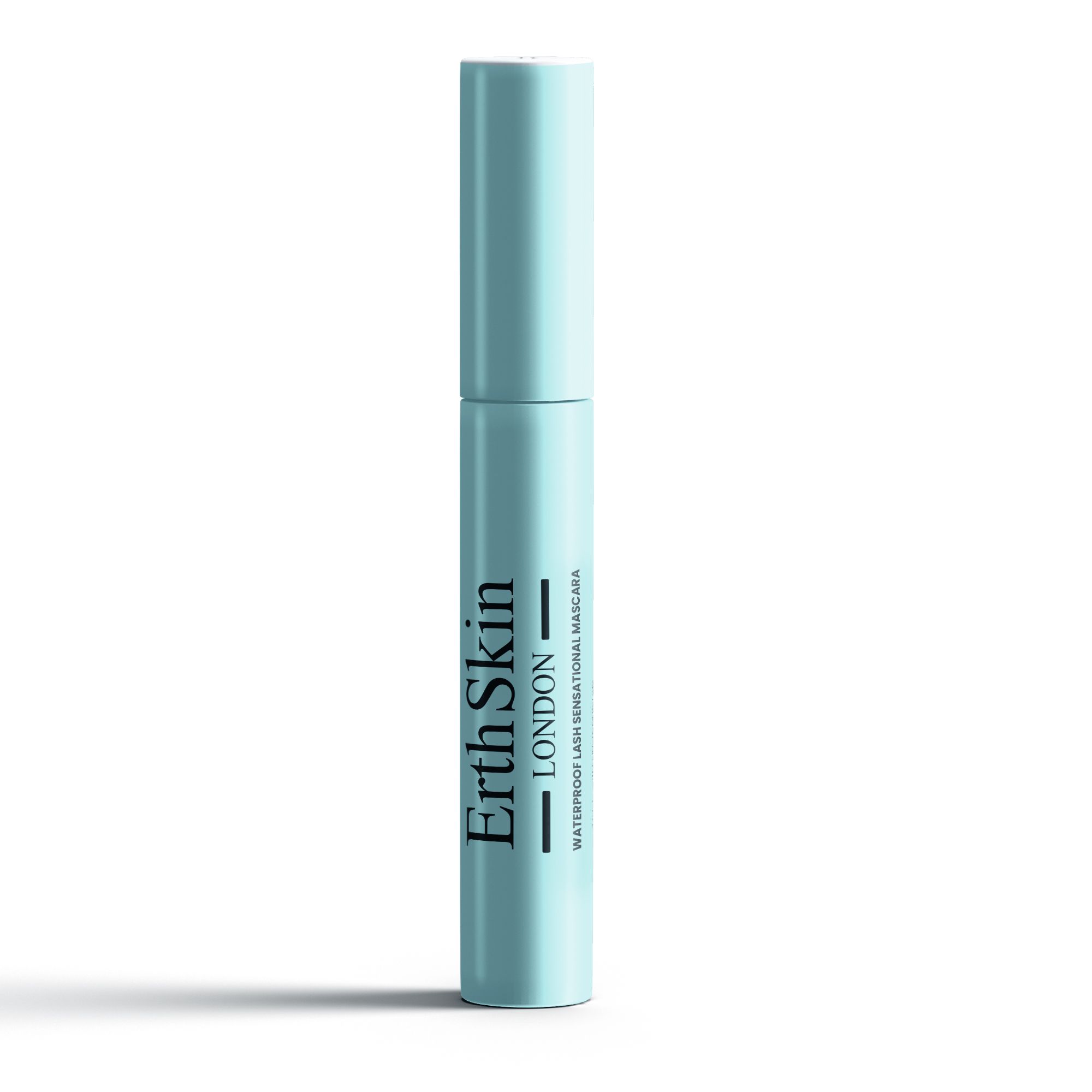 Lichtblauwe mascaratube. Op de tube: ErthSkin London. De dop is gesloten.