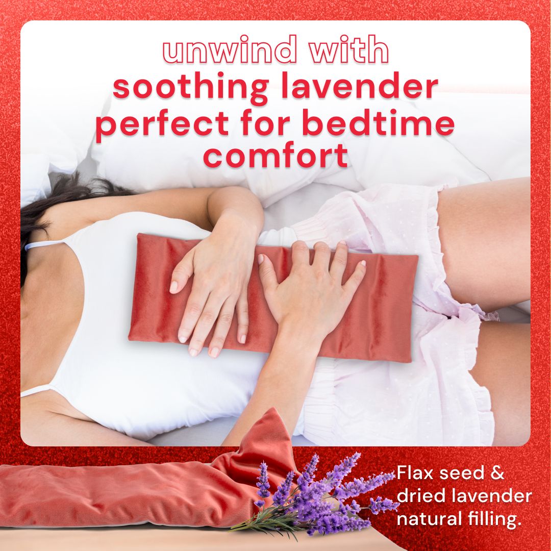 Een rood warmtekussen met lavendelvulling ligt op een persoon in bed. Bovenaan staat "Unwind with soothing lavender".