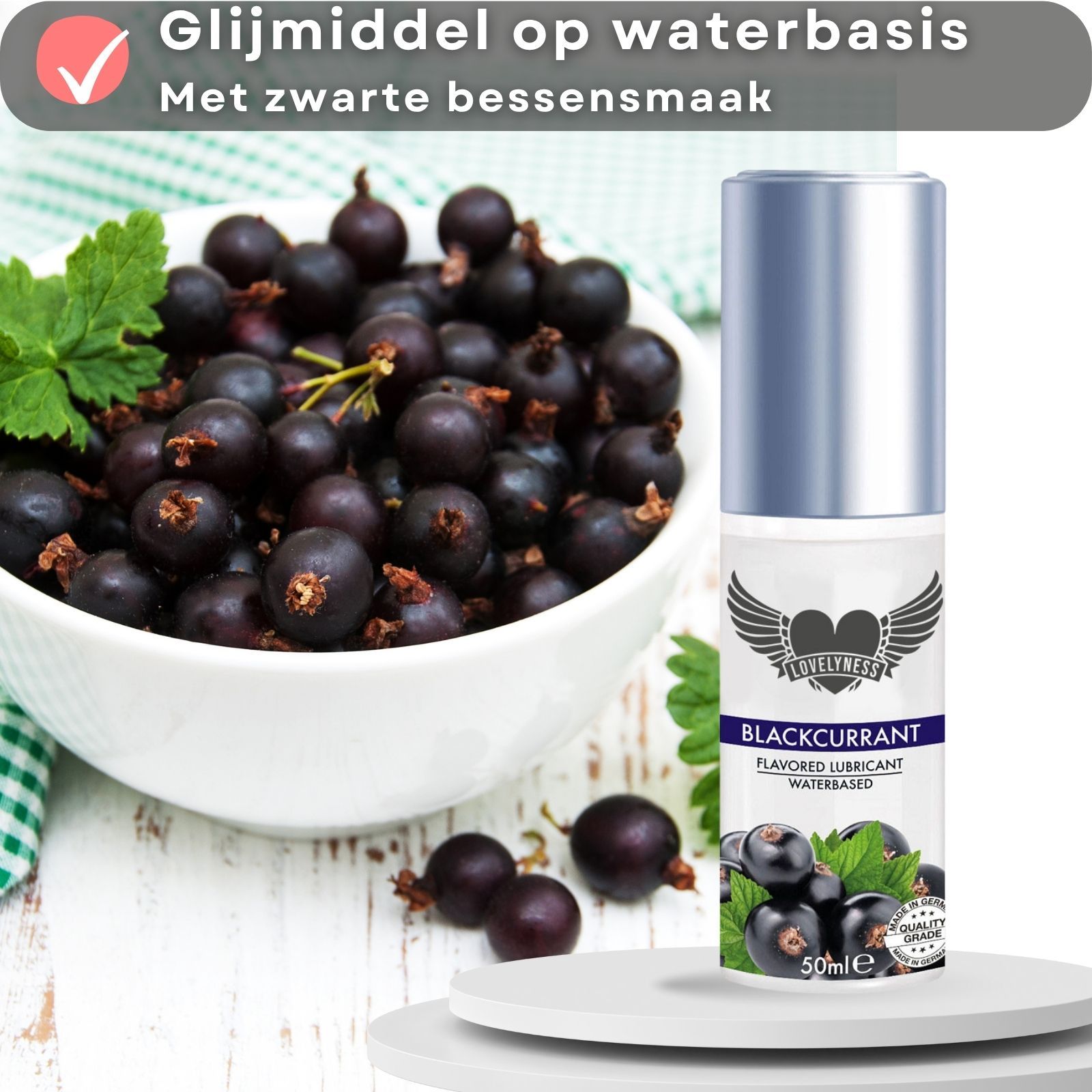 Glijmiddel met zwarte bessensmaak. Op waterbasis. Logo Lovelyness en naam Blackcurrant.