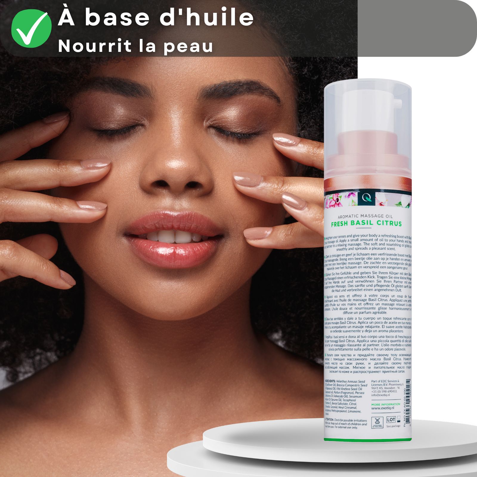 Femme aux yeux fermés, mains sur le visage. Flacon d'huile de massage en arrière-plan. Texte: À base d'huile, nourrit la peau.