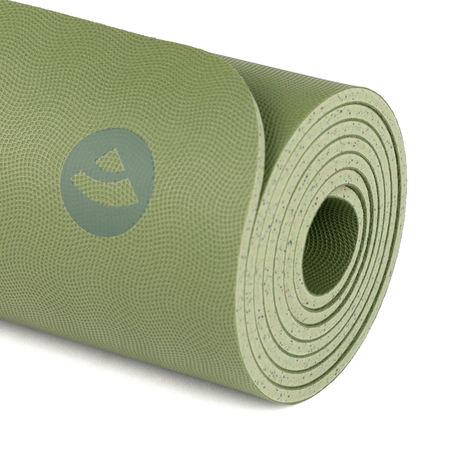 Opgrolde groene yogamat. Logo zichtbaar. Detailweergave. Natuurrubber. Op witte achtergrond.