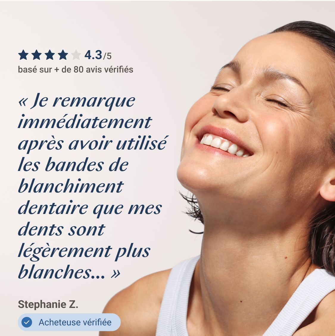 Femme souriante. Citation: Je remarque immédiatement que mes dents sont plus blanches après utilisation des bandes.