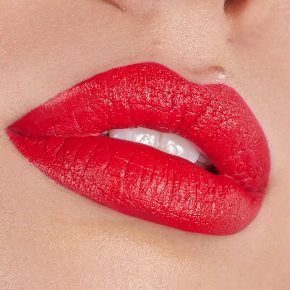 Close-up van rode lippen. Zichtbare tanden.