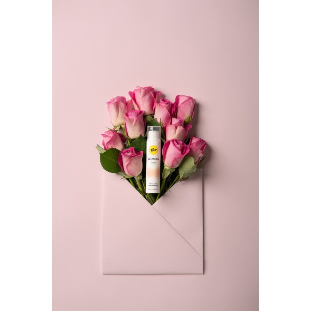 Produit dans une enveloppe avec des roses. Flacon blanc avec étiquette jaune. Nom et texte du produit. Texte : Vibrating Orgasm Gel. Fond rose.