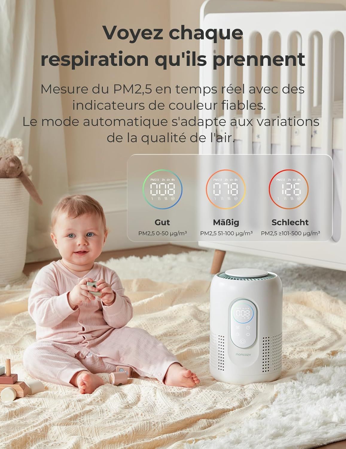 Purificateur d'air blanc avec écran numérique, un bébé est assis à côté sur une couverture.