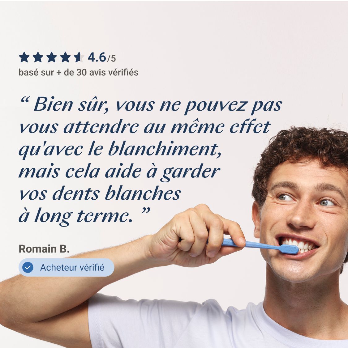 Un homme se brosse les dents avec une brosse à dents bleue. Texte: « Bien sûr, vous ne pouvez pas vous attendre au même effet qu'avec le blanchiment... »