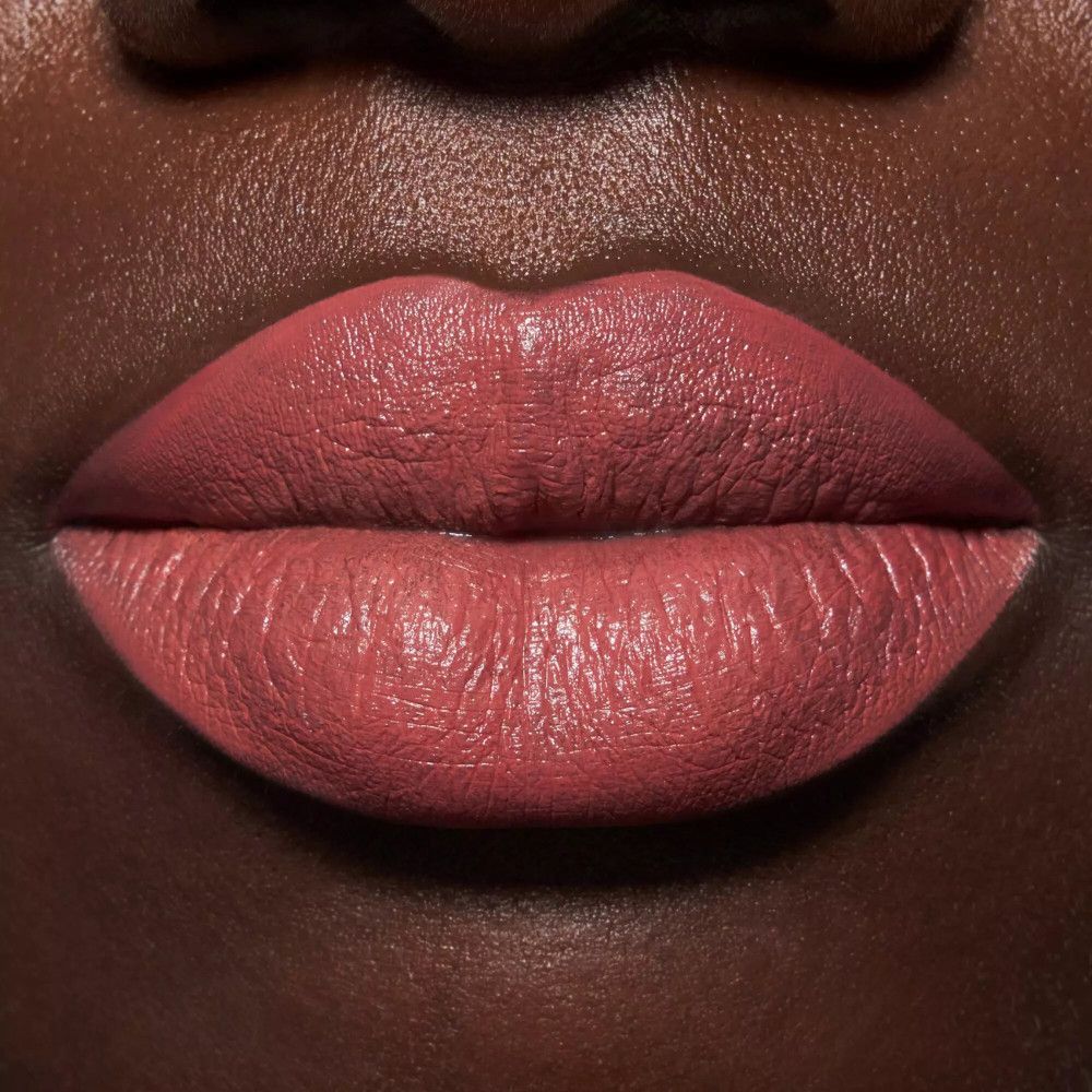 Close-up van lippen die zijn opgemaakt met een roze lippenstift.
