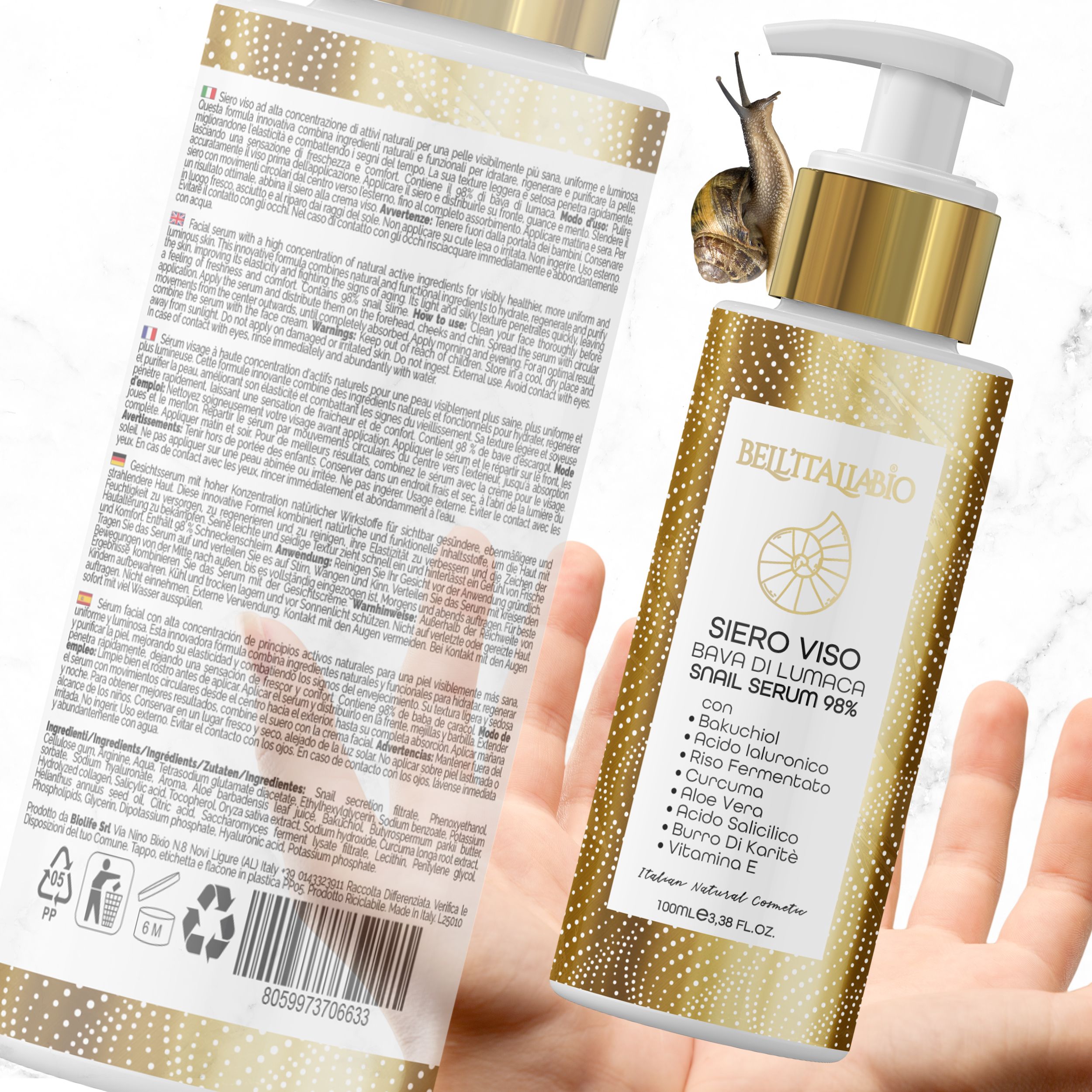Gezichtsserumfles met pomp. Gouden details. Tekst: Siero Viso Bava di Lumaca Snail Serum 98%. Ingrediënten vermeld. Hand houdt fles vast.