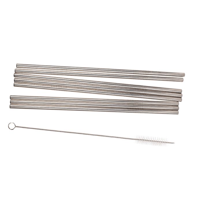 Plusieurs pailles métalliques et brosse de nettoyage. Pailles côte à côte. Brosse avec tête en poils blancs.