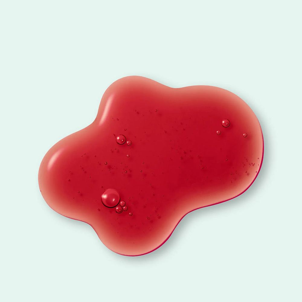 Rode, druppelvormige vloeistofvlek met belletjes op lichtblauwe achtergrond.