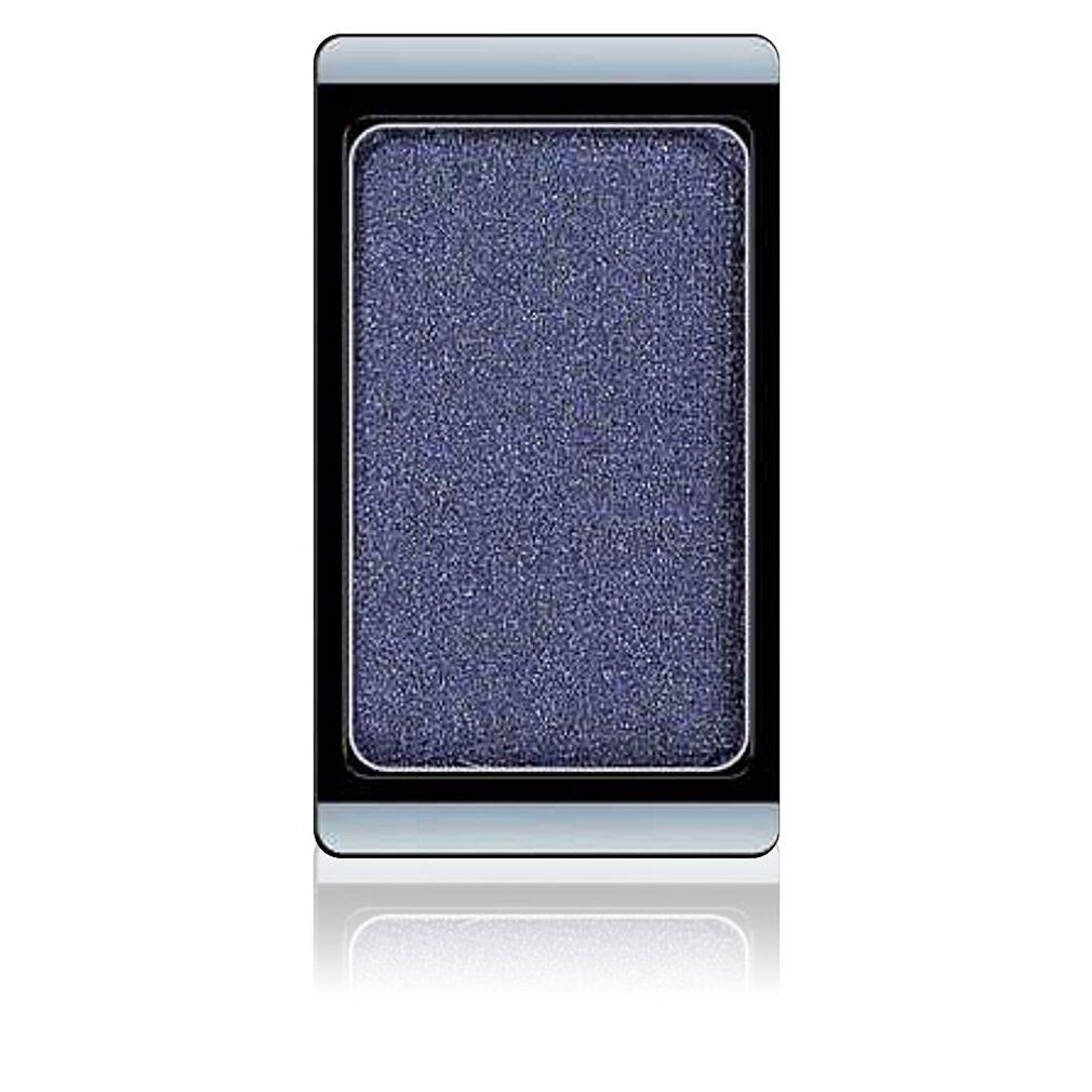 Blauw glinsterende oogschaduw in rechthoekige vorm, omgeven door een zwart en zilverkleurig kader.