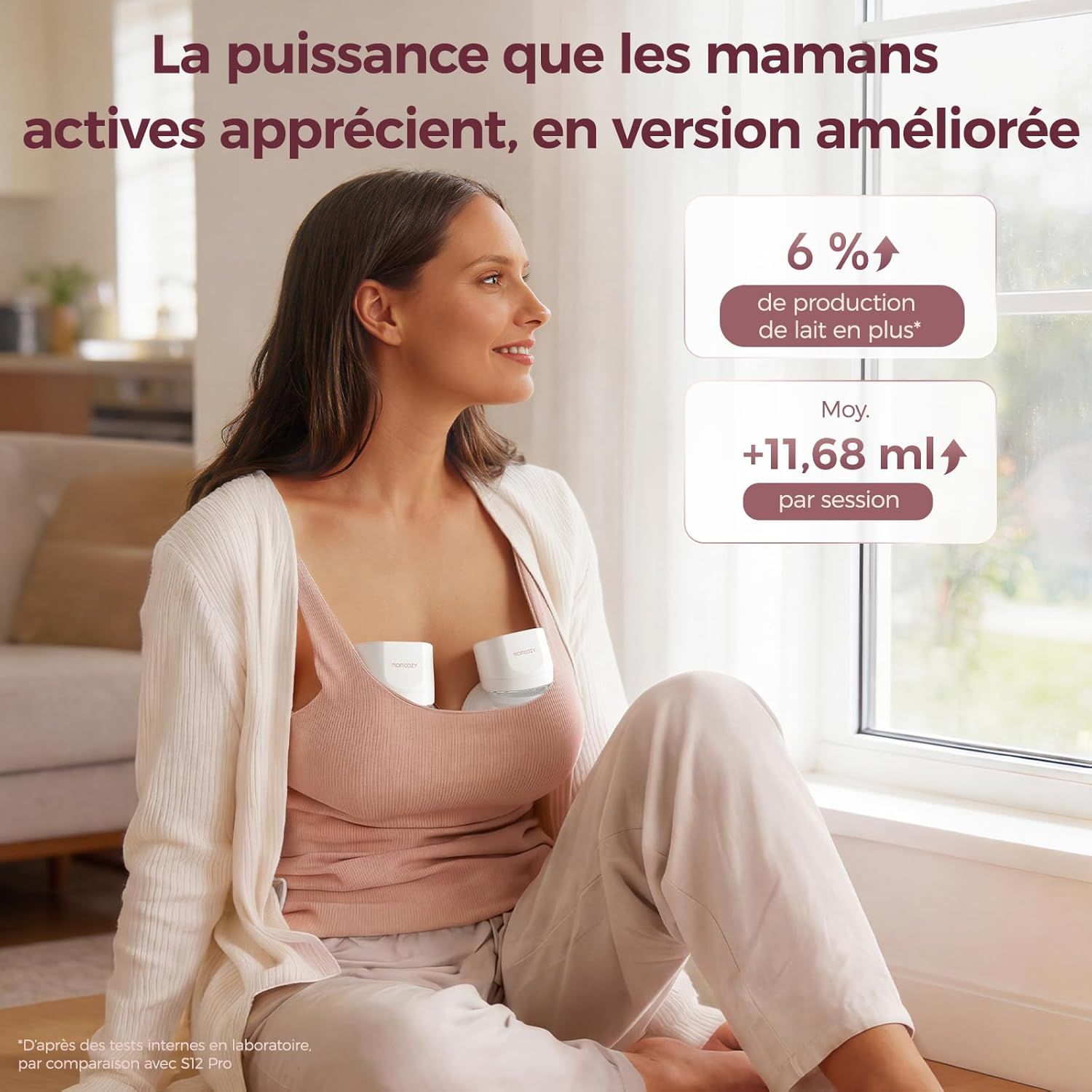 Une femme porte deux tire-laits blancs sur sa poitrine. Des statistiques sur la production de lait sont à côté.