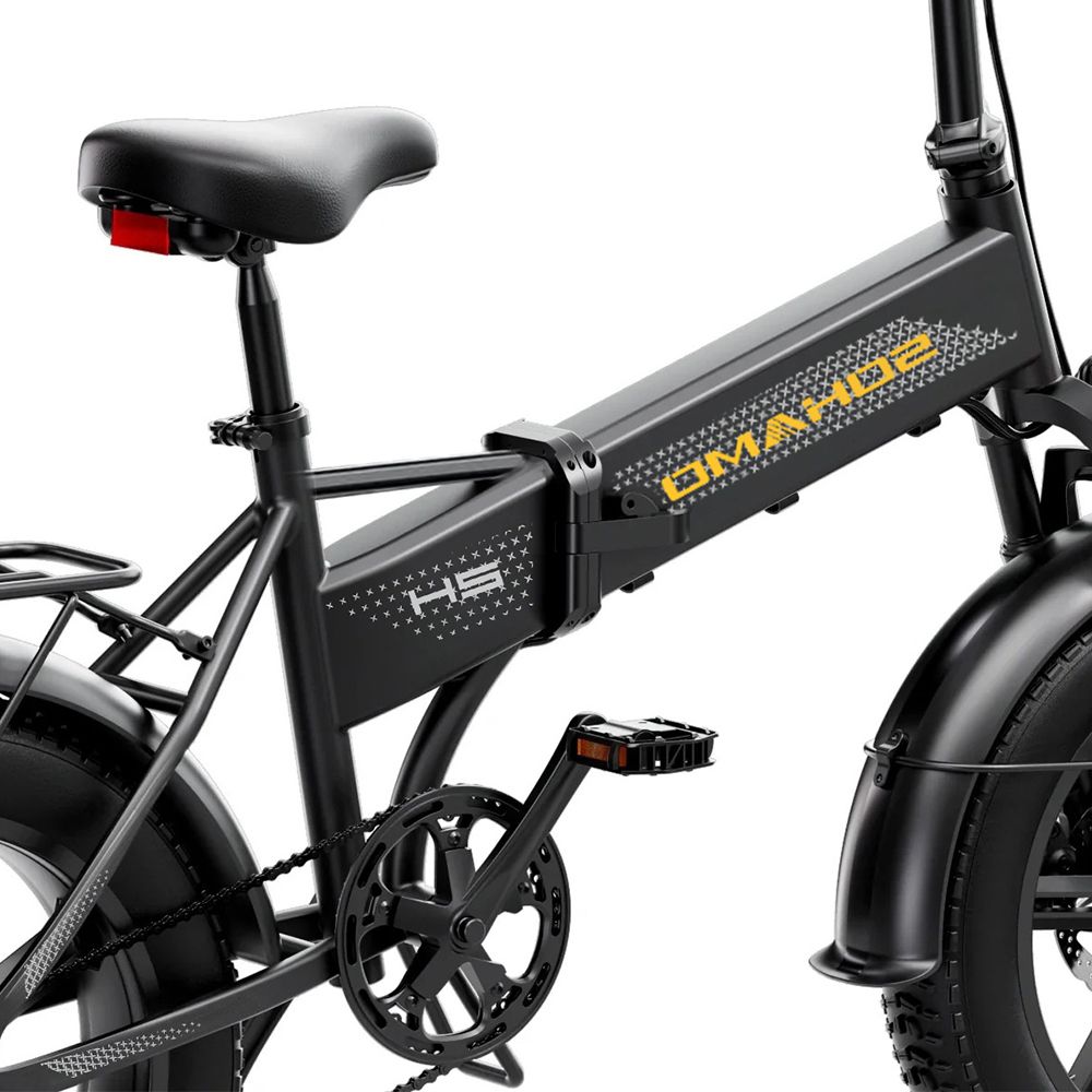 Detail van de e-bike. Zwarte kleur, pedalen, crank en stuur.