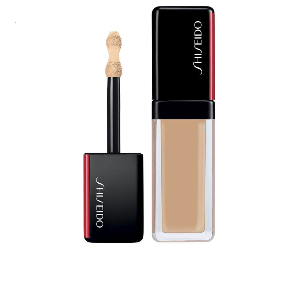 Beige concealer in rechthoekige fles met zwarte dop. Applicator met spons tip. Shiseido logo.