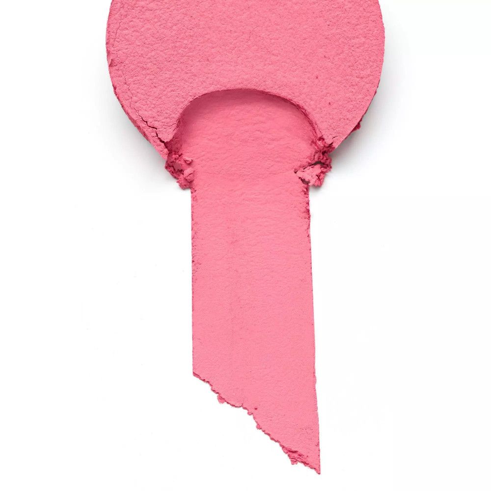 Échantillon de blush rose en forme de coup de pinceau. Le coup de pinceau a une découpe en haut.