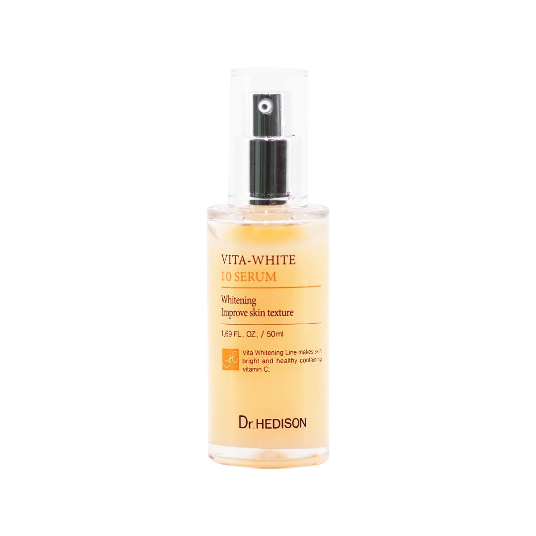 Flacon de sérum avec vaporisateur. Inscription : VITA-WHITE 10 SERUM. Texte : Whitening, Improve skin texture. Marque : Dr. HEDISON.
