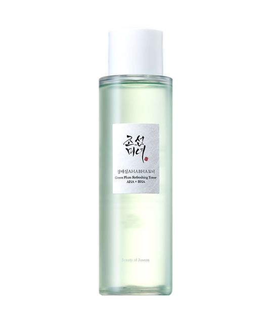 Toner à la prune verte dans une bouteille transparente avec un bouchon blanc.