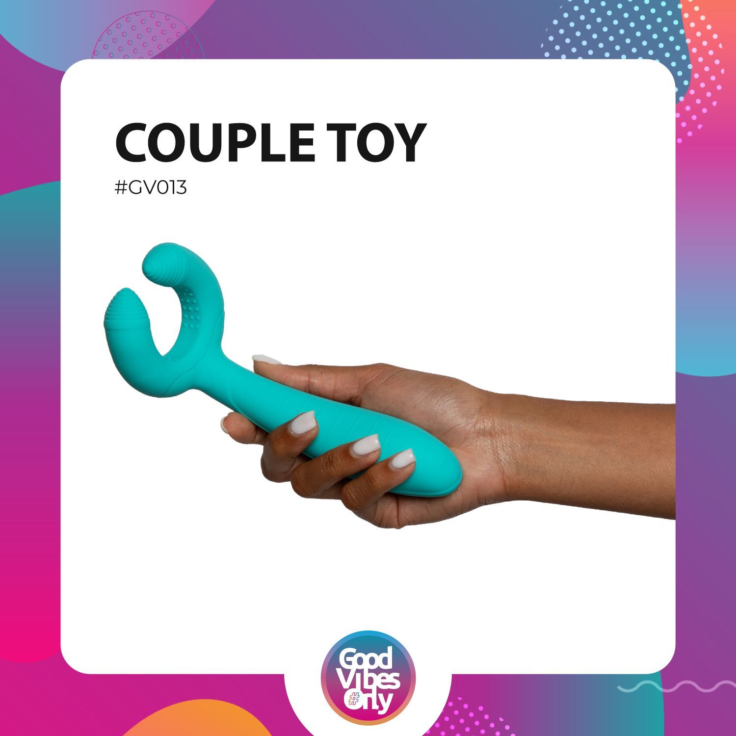 Produit de bien-être turquoise tenu en main. En forme de U. Fond : cadre blanc avec accents colorés. Texte : COUPLE TOY.