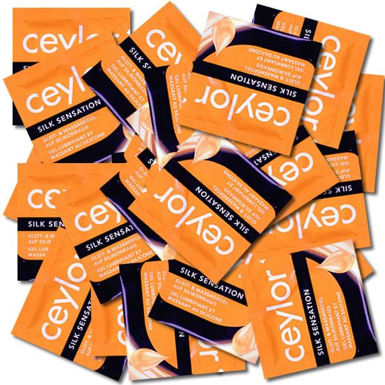 Meerdere kleine, oranje zakjes. Opschrift: Ceylor Silk Sensation, glij- & massagegel.