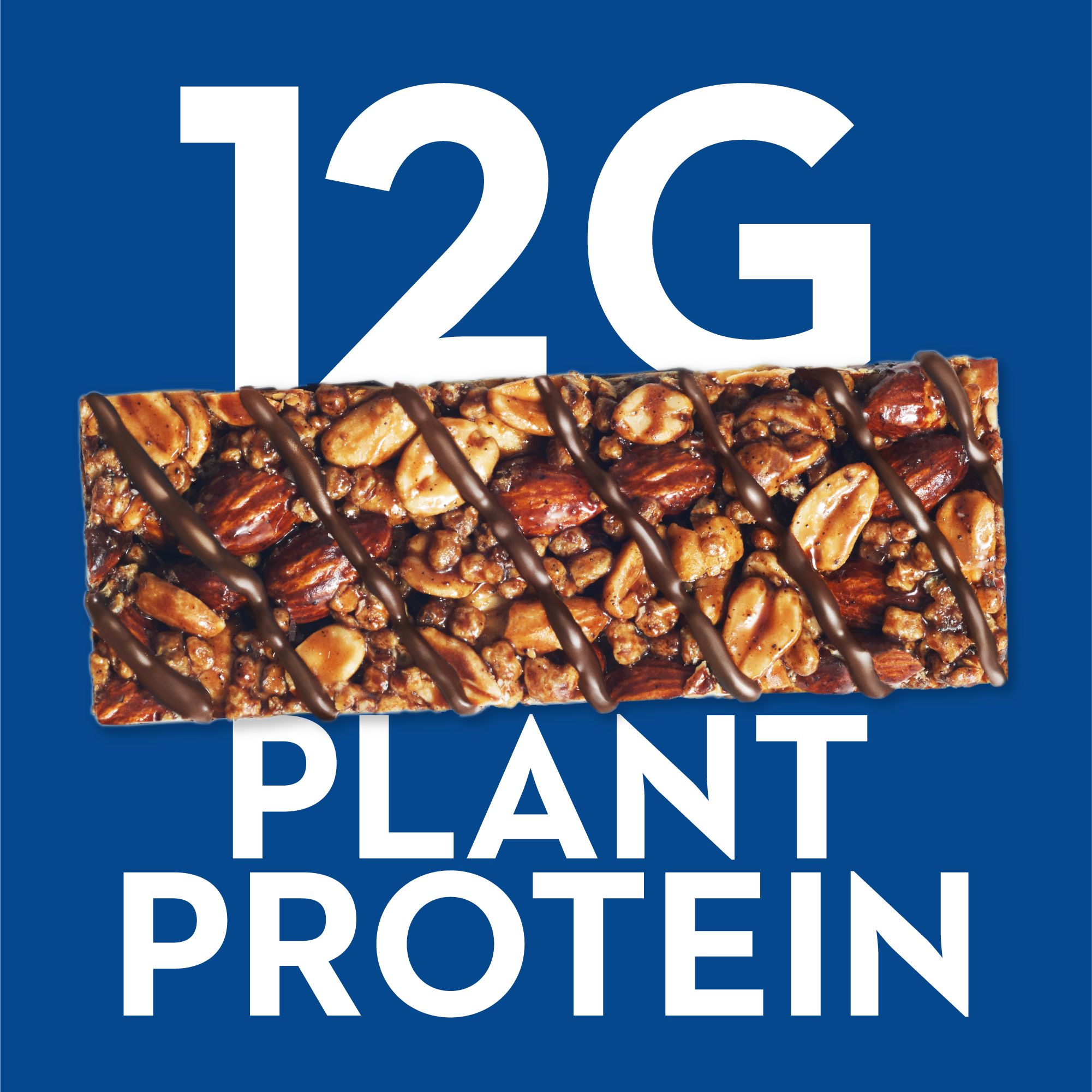 Close-up van een reep met noten en chocolade. Tekst: 12G Plant Protein. Blauwe achtergrond.