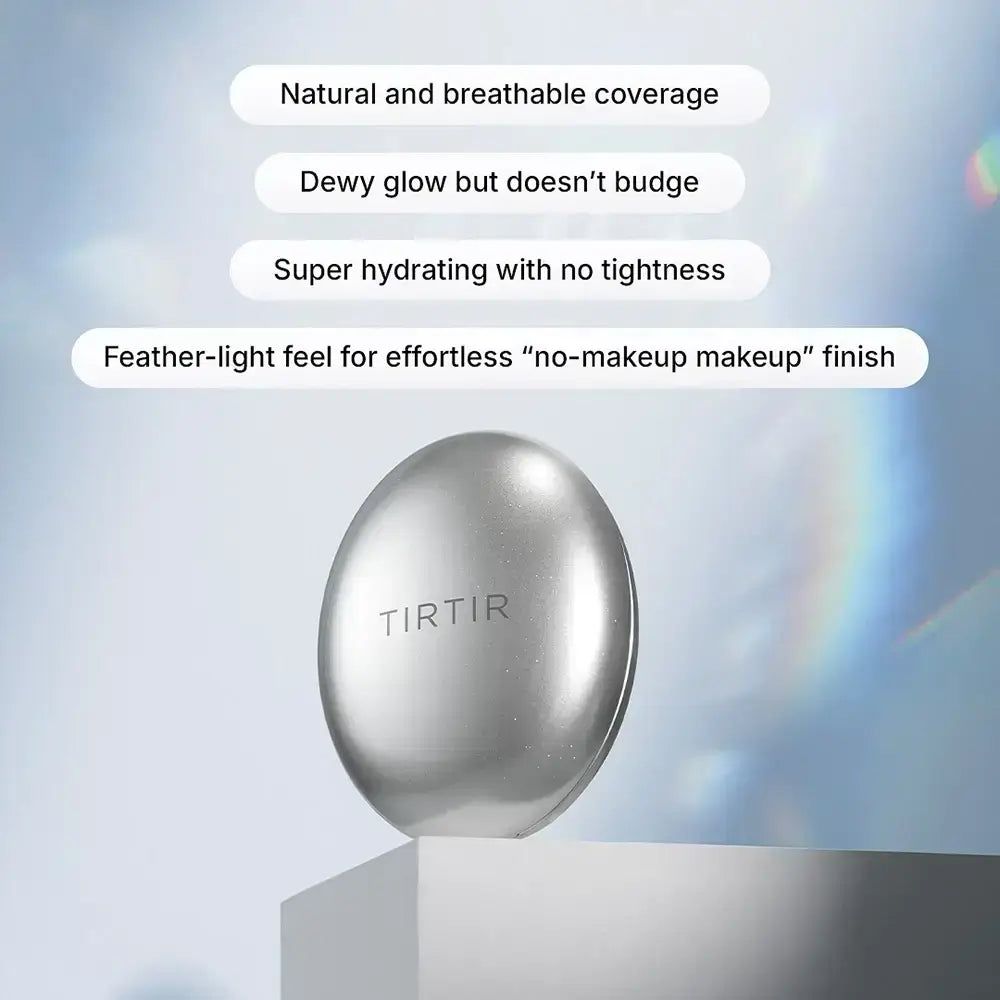 Produit cosmétique ovale argenté avec inscription TIRTIR. Des bulles de texte décrivent des caractéristiques telles que la "couvrance naturelle".