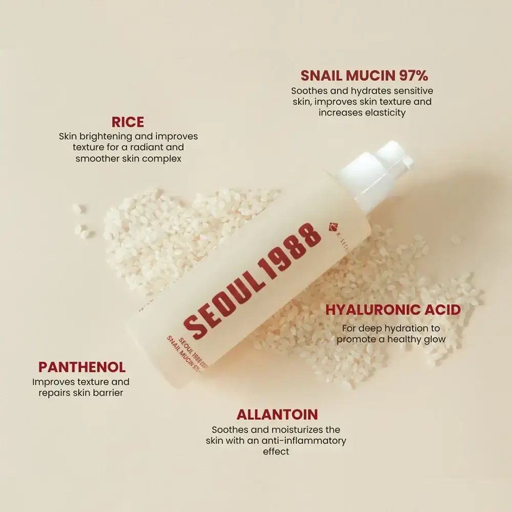 Fles met witte pomp op rijst. Rode tekst: SEOUL 1988. Tekst: K-SECRET, SEOUL 1988 ESSENCE, SNAIL MUCIN 97% + RICE. Extra teksten.