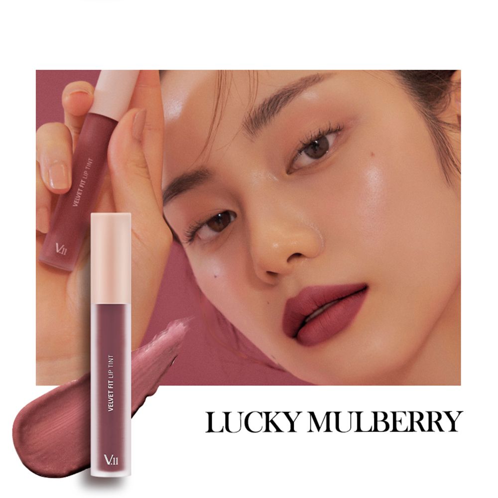 Flacon de teinte à lèvres Lucky Mulberry, à côté du visage d'une femme. Texte : Velvet Fit Lip Tint. Produit appliqué.