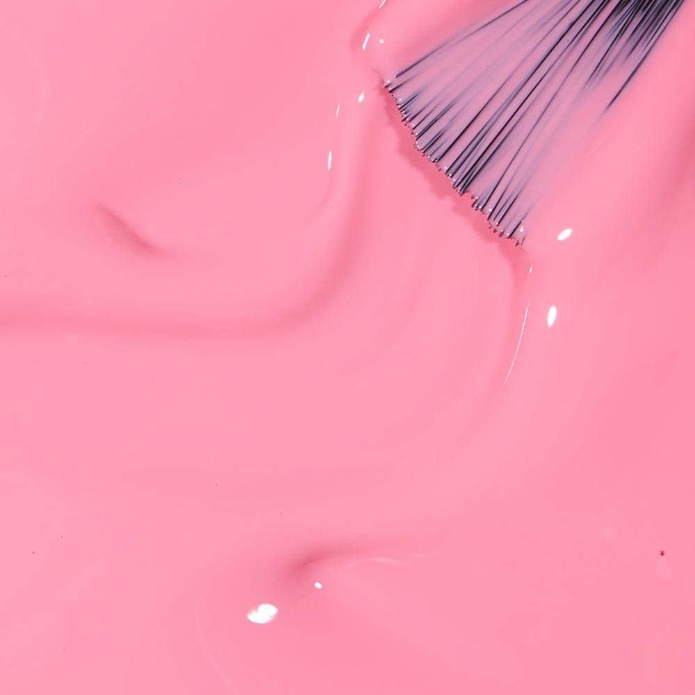 Roze nagellak met penseel. Close-up. Glanzende textuur.