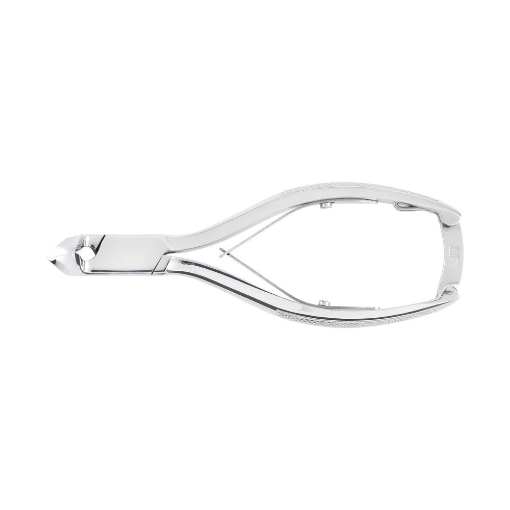 Zilverkleurige nagelknipper van metaal. Gebogen vorm met snijkant. Detailopname, vrijstaand.