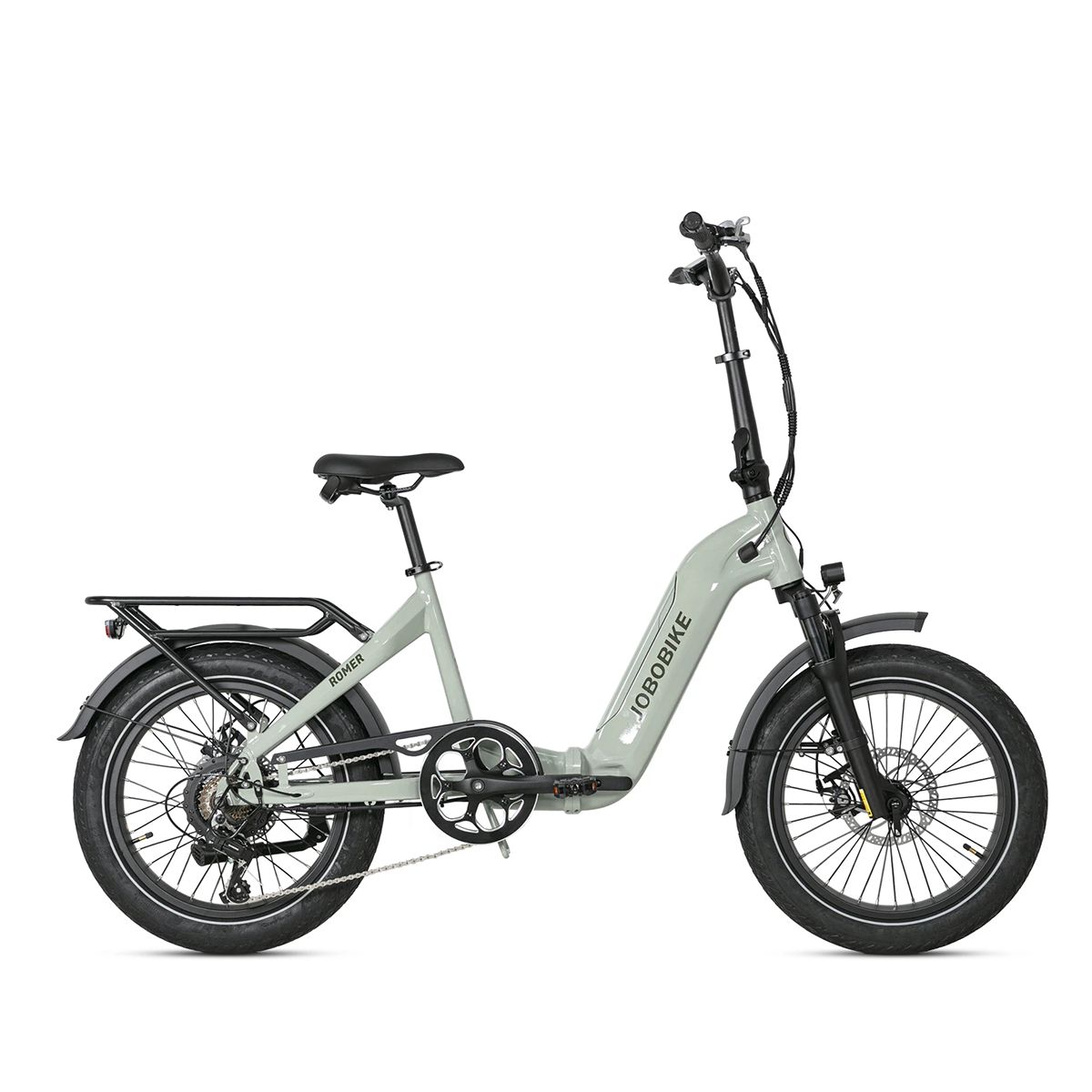 Lichtgroene elektrische fiets. Zwarte banden, bagagerek en zadel. JOBOBIKE logo op het frame. Witte achtergrond.