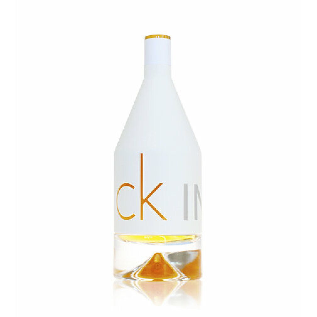 Witte fles met gouden ck-opschrift. Heldere vloeistof in het onderste deel.