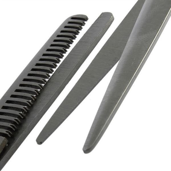 Gros plan des lames d'une paire de ciseaux à cheveux dentelés et d'une paire lisse.