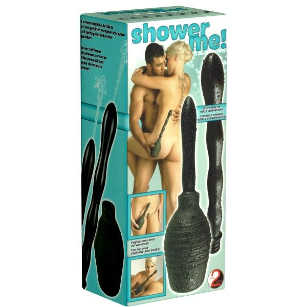 Emballage avec illustrations du produit. Contient deux accessoires et une bouteille. Texte : "shower me!". Images de personnes.