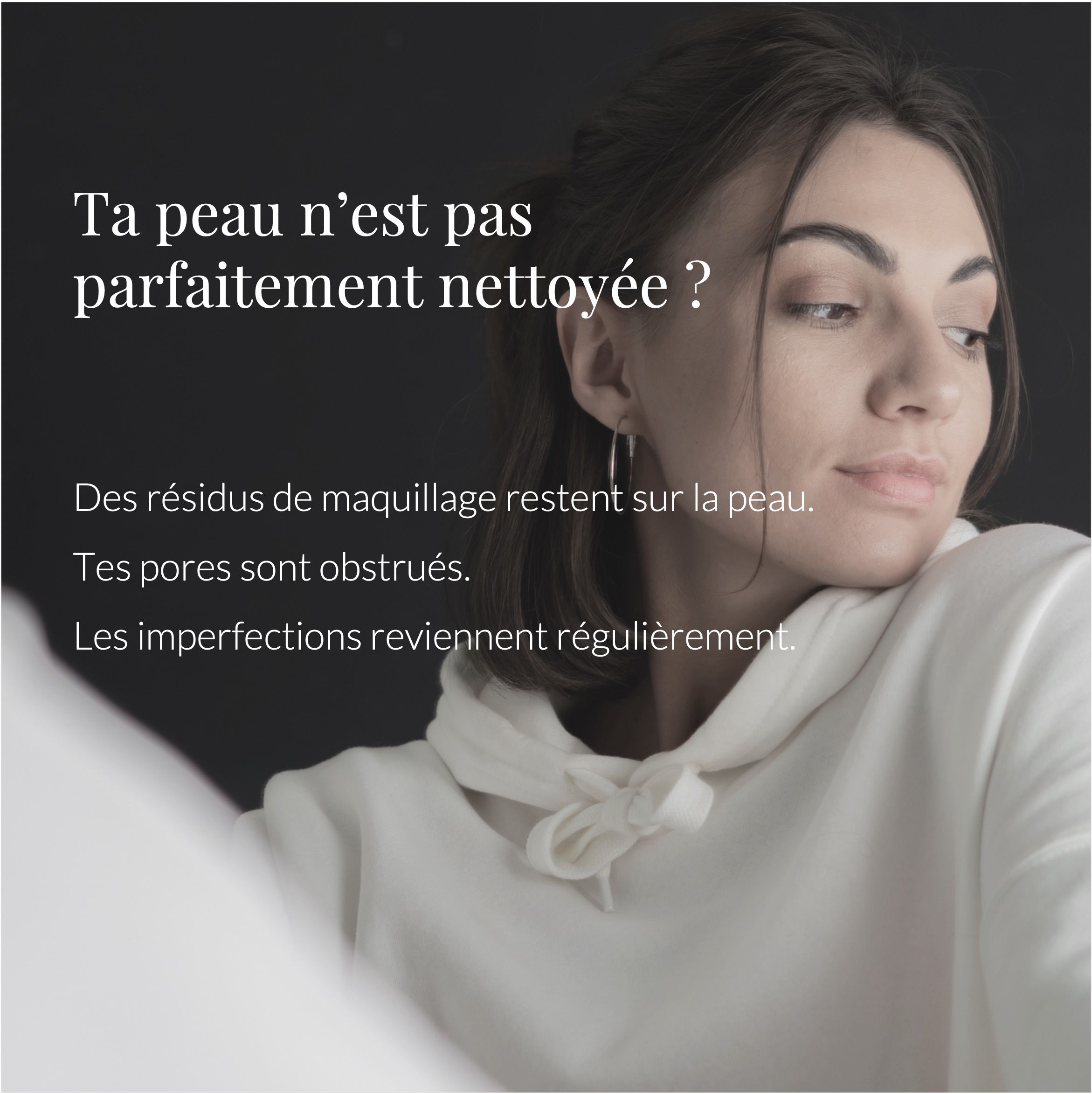 Femme avec une peau impure. À côté, un flacon avec pompe noire. Le flacon porte "oxy8".