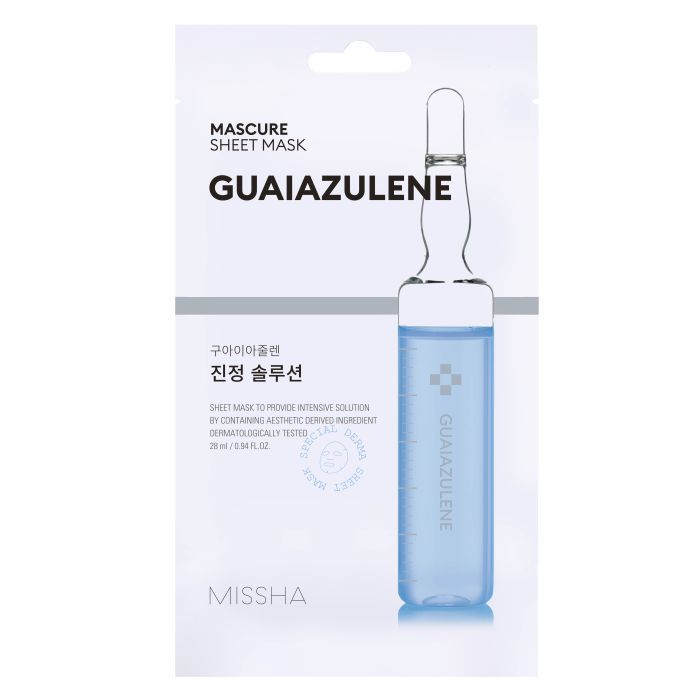 Emballage avec ampoule. Inscription: MASCURE SHEET MASK GUAIAZULENE. Liquide bleu dans une ampoule en verre. Marque: MISSHA.