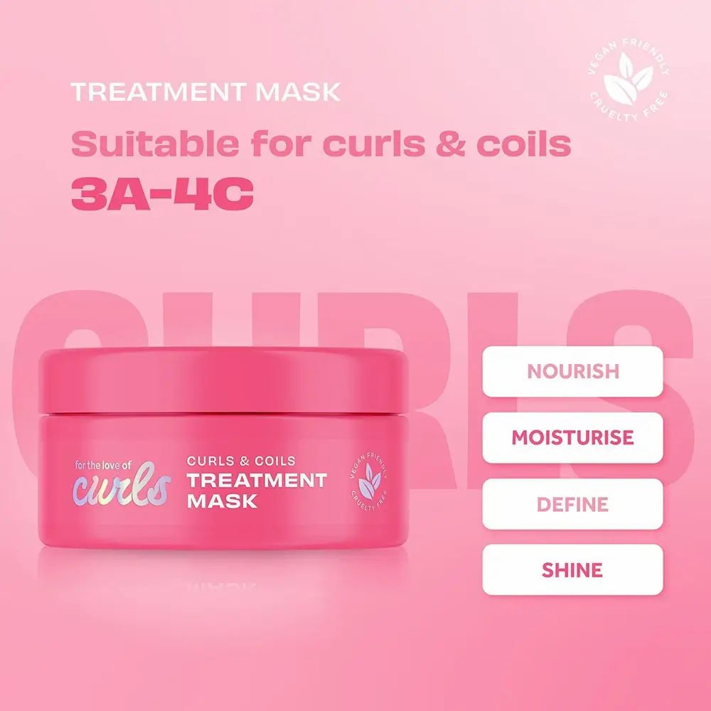 Roze pot met tekst: "CURLS & COILS TREATMENT MASK". Tekst: "Suitable for curls & coils 3A-4C". Vegan zegel.
