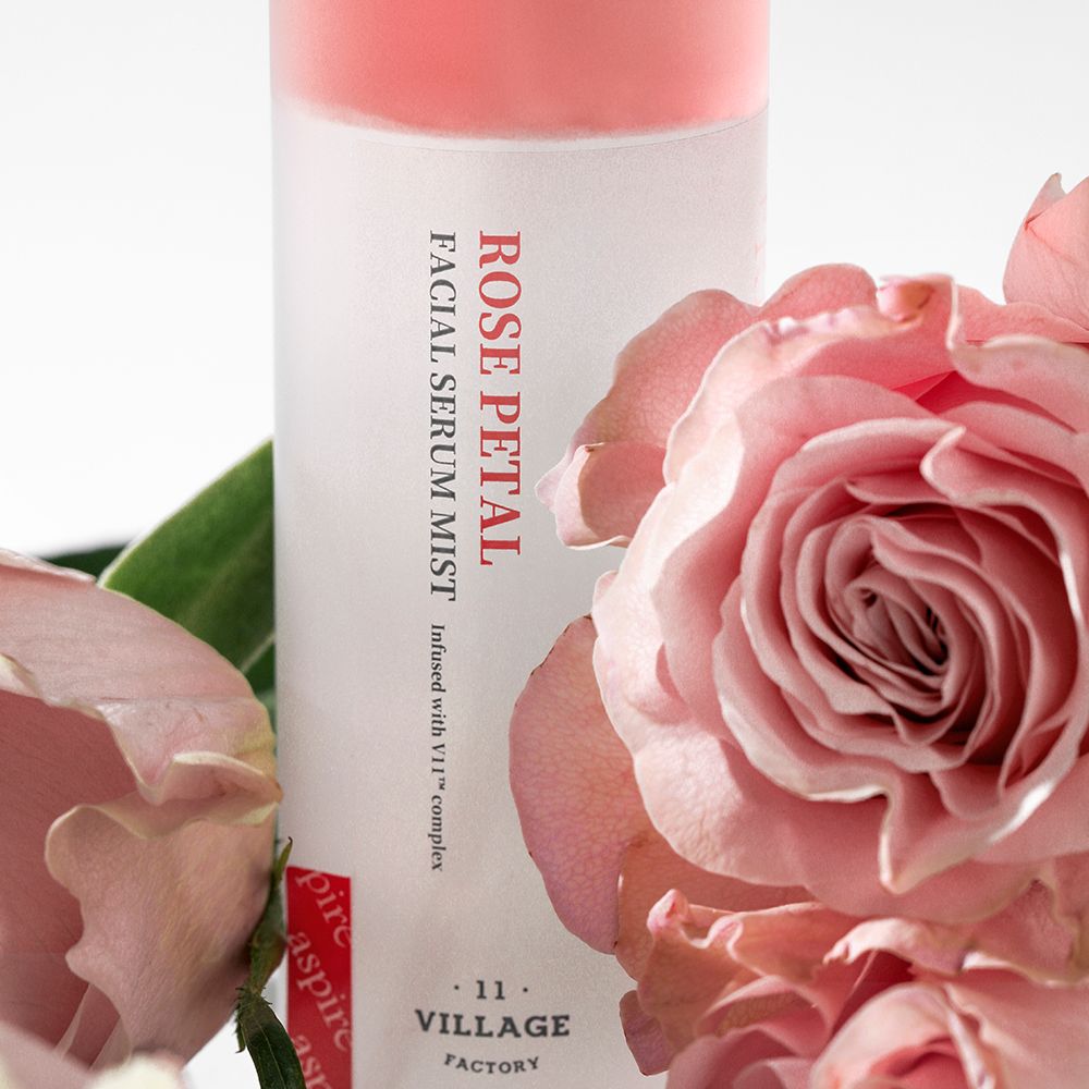 Close-up van gezichtsserum met rozen. Opschrift: ROSE PETAL FACIAL SERUM MIST.