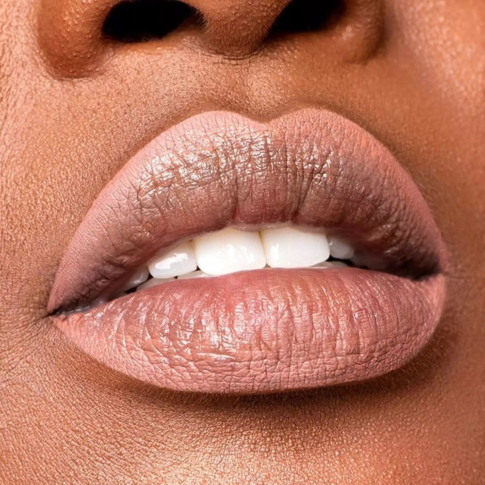 Close-up van lippen. Nude lippenstift. Witte tanden.