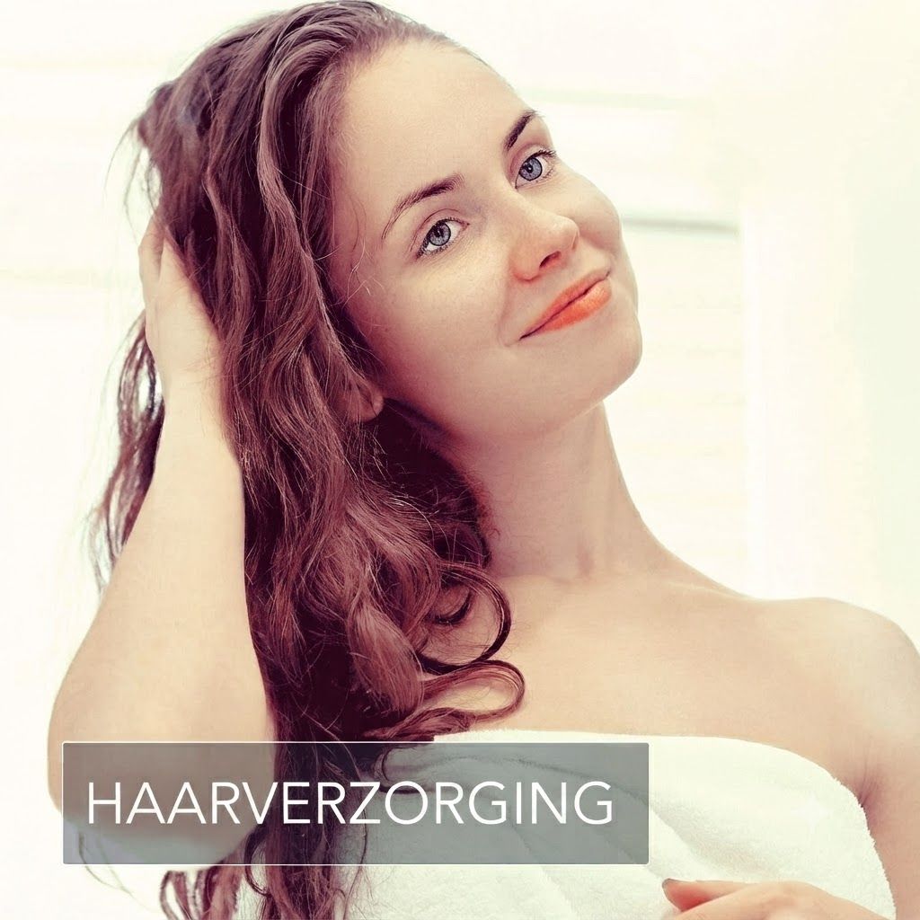 Vrouw met lang bruin haar, handdoek om de schouders.