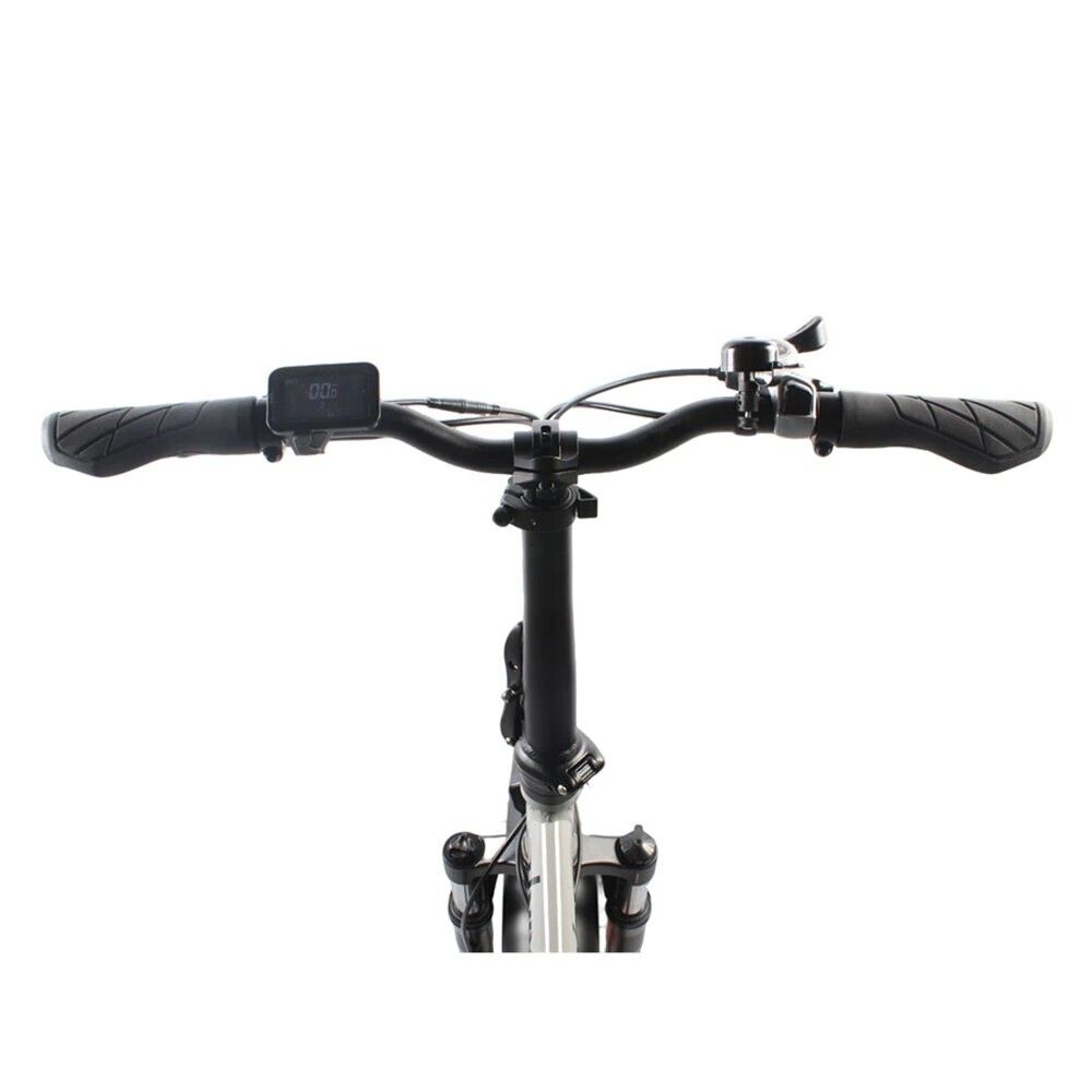 Guidon de vélo électrique. Poignées noires, écran, sonnette. Vue de face.