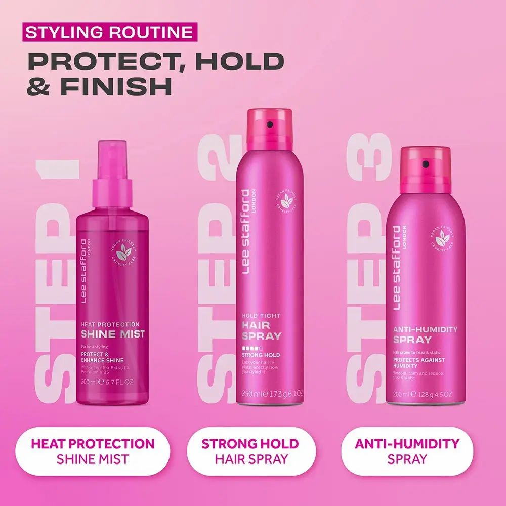 Drie roze spuitflessen. Opschrift: Lee Stafford. Producten: Heat Protection Shine Mist, Strong Hold Hair Spray, Anti-Humidity Spray.