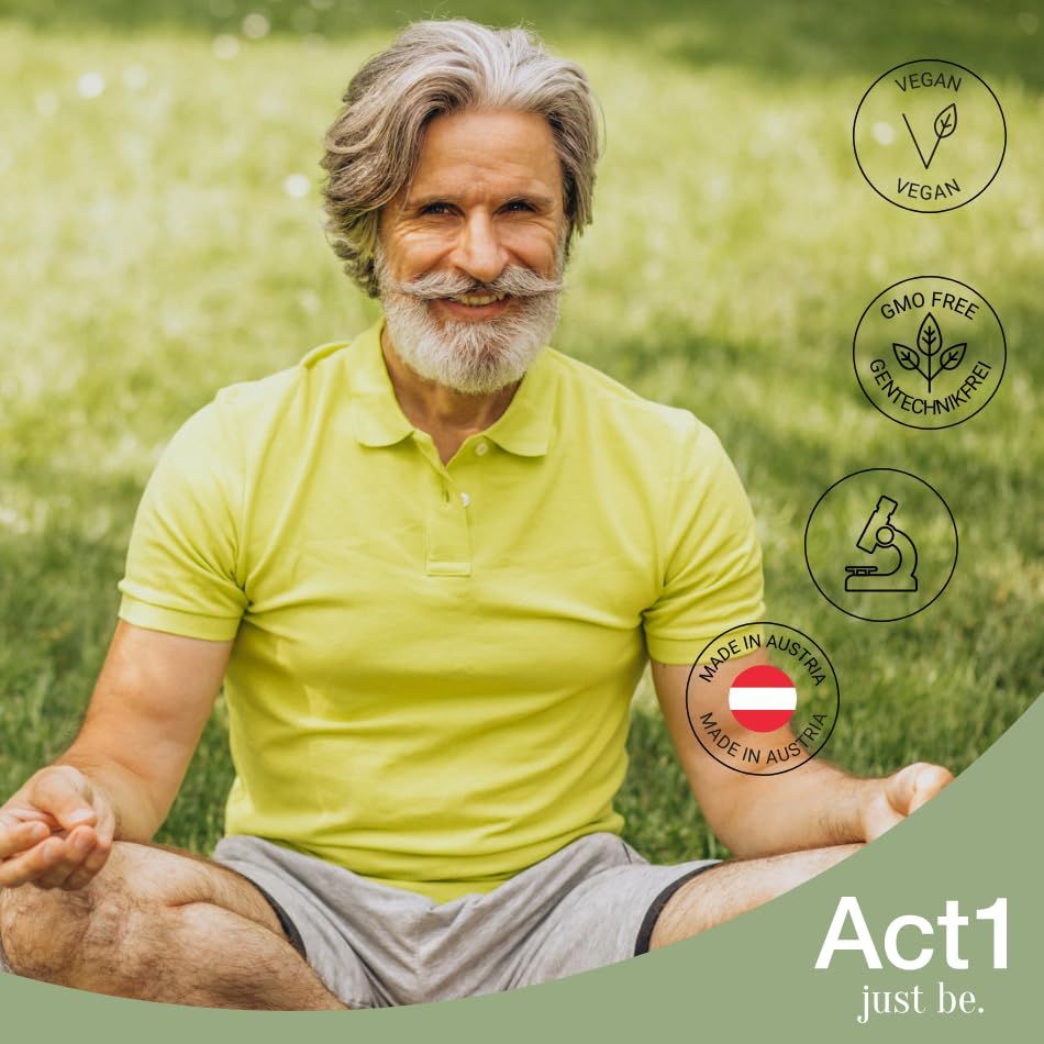 Oudere man zit in het gras. Logo's: Vegan, GMO-vrij, Made in Austria. Act1 logo.
