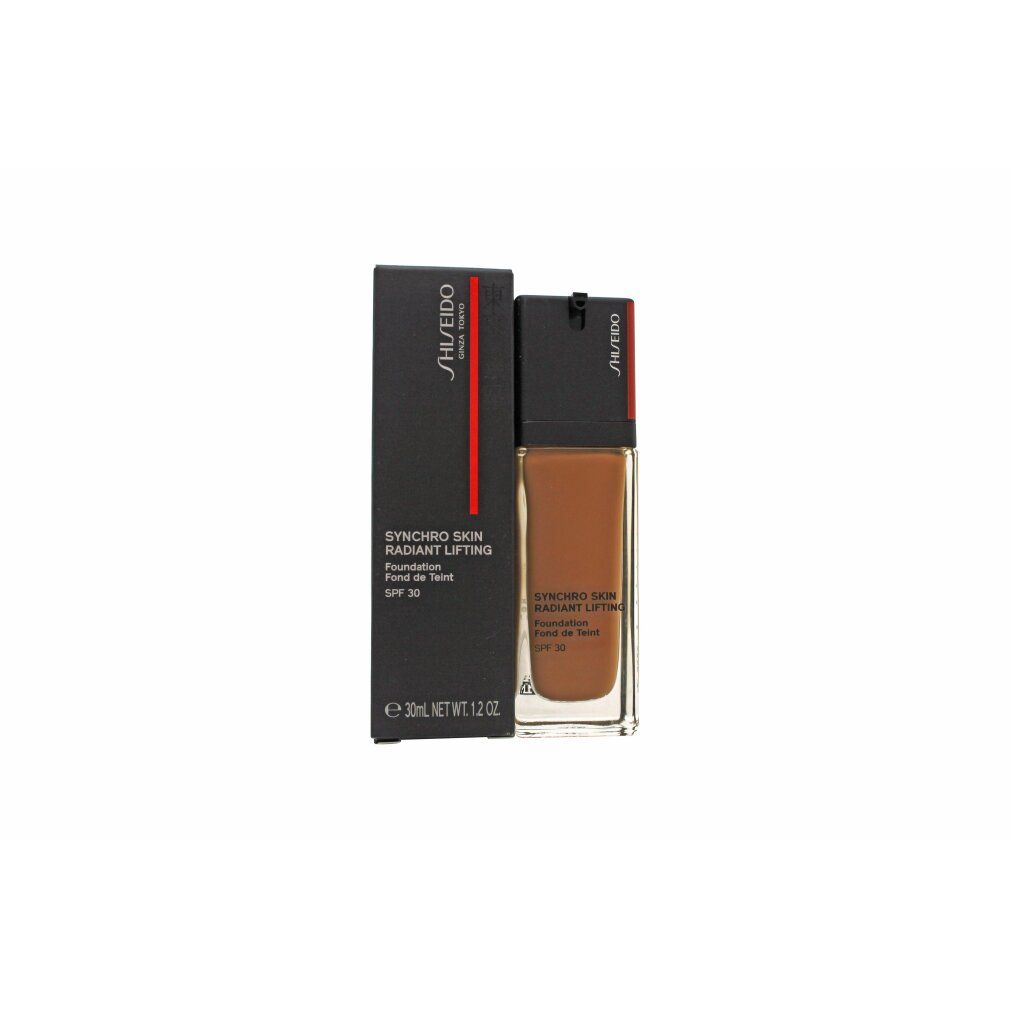 Fond de teint Shiseido Synchro Skin avec emballage. Boîte noire et flacon. Texte du produit et SPF 30 visibles.