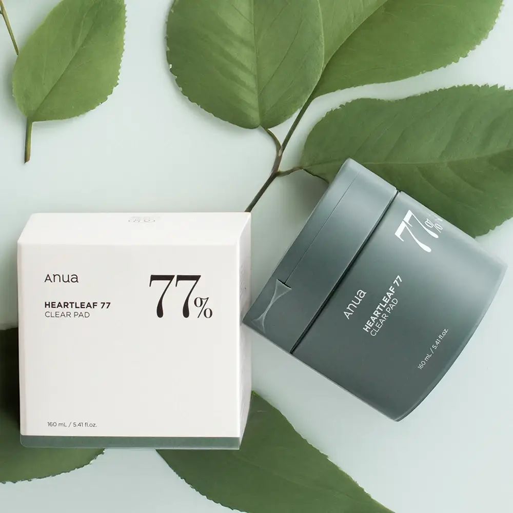 Verpakking en pot met pads. Opschrift: Anua, HEARTLEAF 77 CLEAR PAD, 77%.