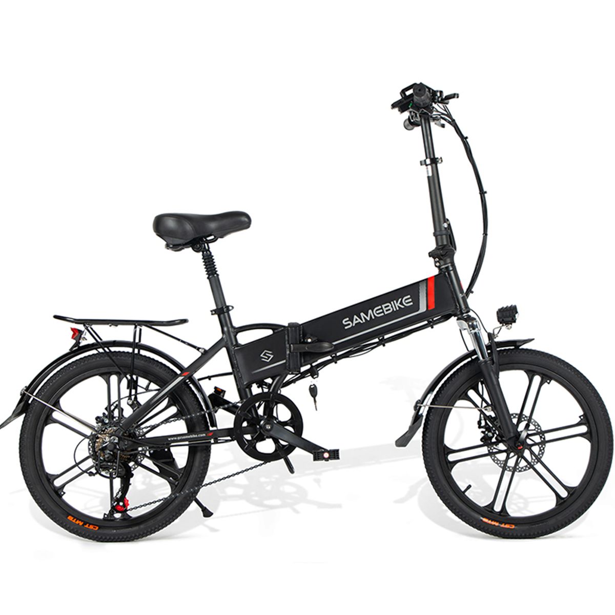 Vélo électrique noir. Marque SAMEBIKE. Pneus, selle et cadre noirs. Accents rouges. Phare avant et porte-bagages.