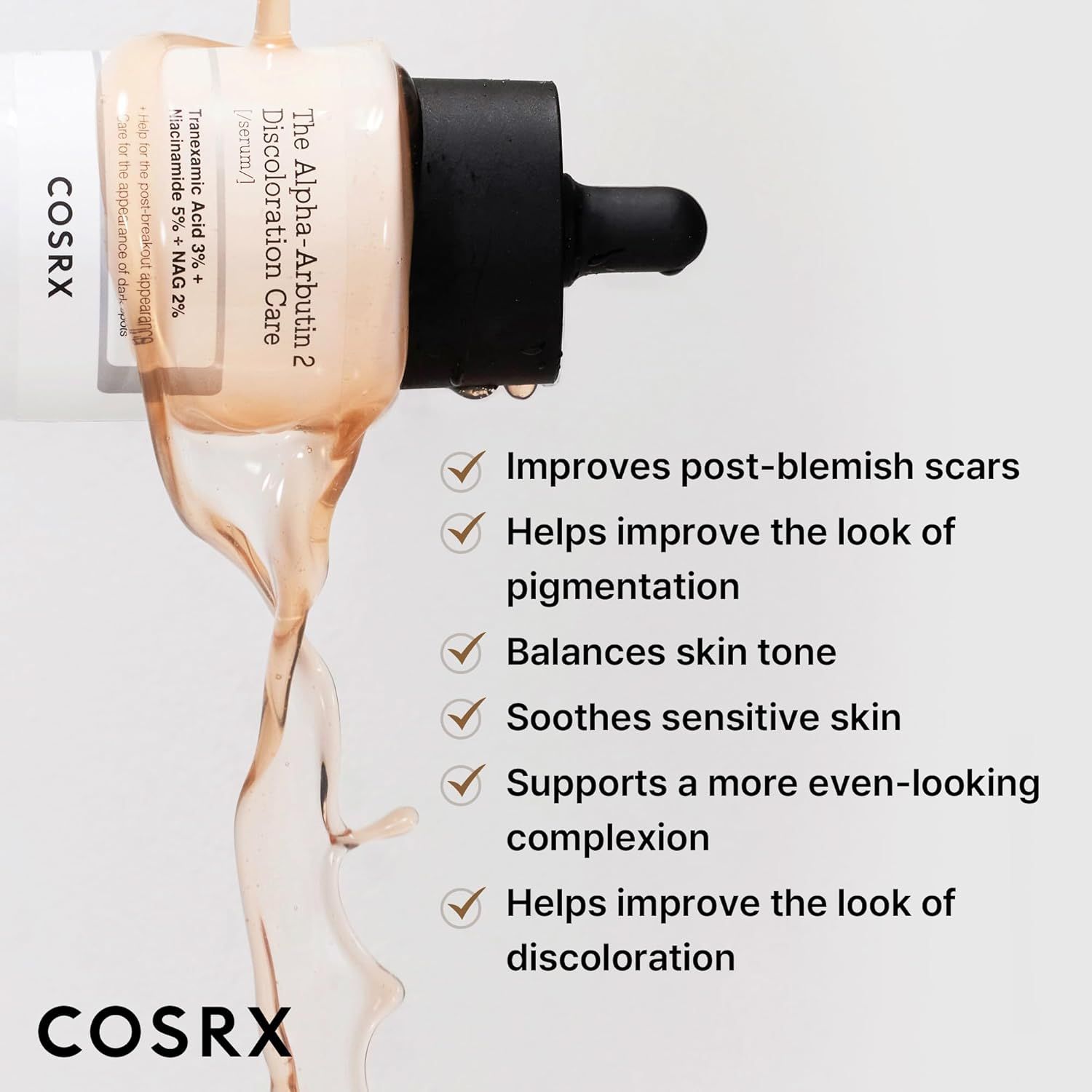 Serumdruppels die uit een fles stromen. Tekst: Verbetert post-acne littekens, egaliseert de huidtint, kalmeert de gevoelige huid. Merk COSRX.