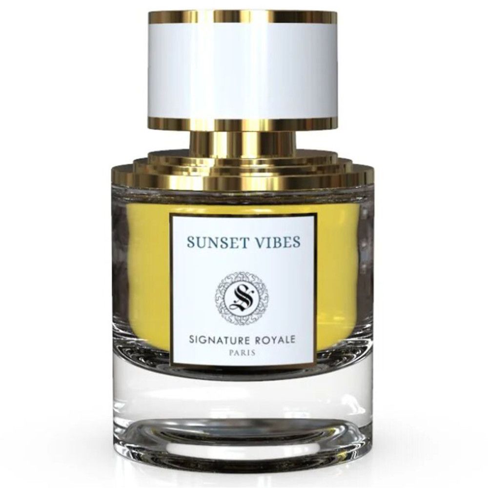 Extrait de parfum Sunset Vibes. Flacon en verre avec bouchon doré et étiquette blanche. Inscription Sunset Vibes et Signature Royale.