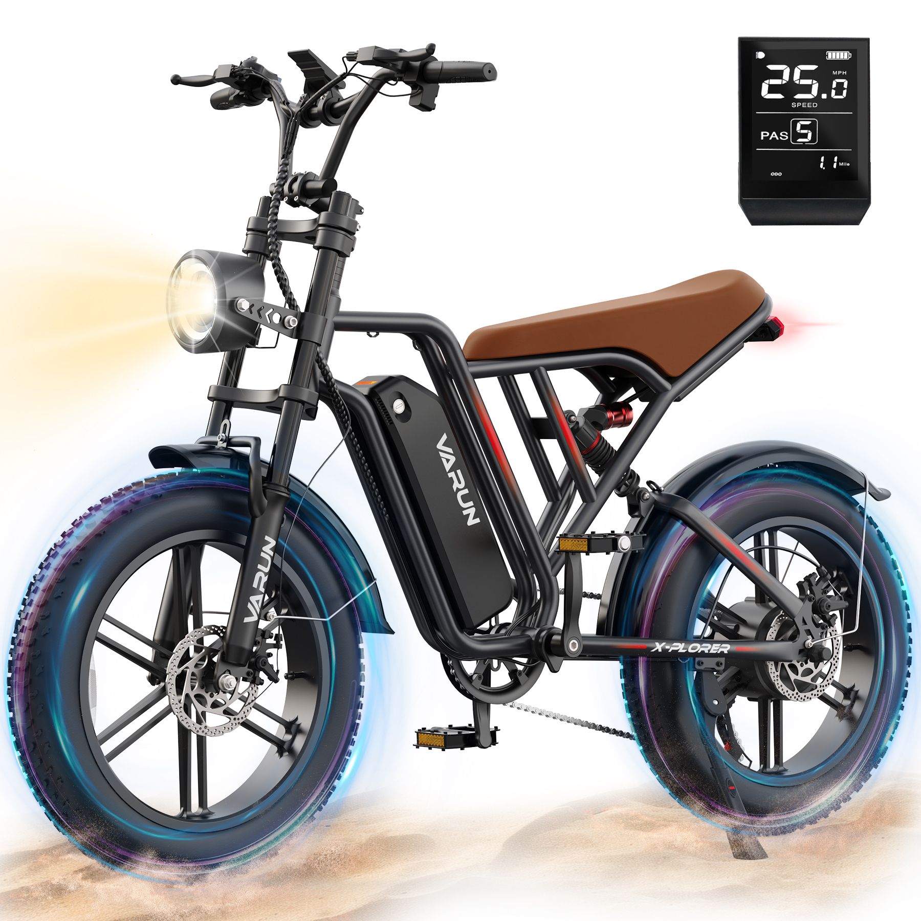 Zwarte VARUN X-Plorer e-bike in bromfietsstijl met bruin zadel, koplamp en digitaal display. Dikke banden.