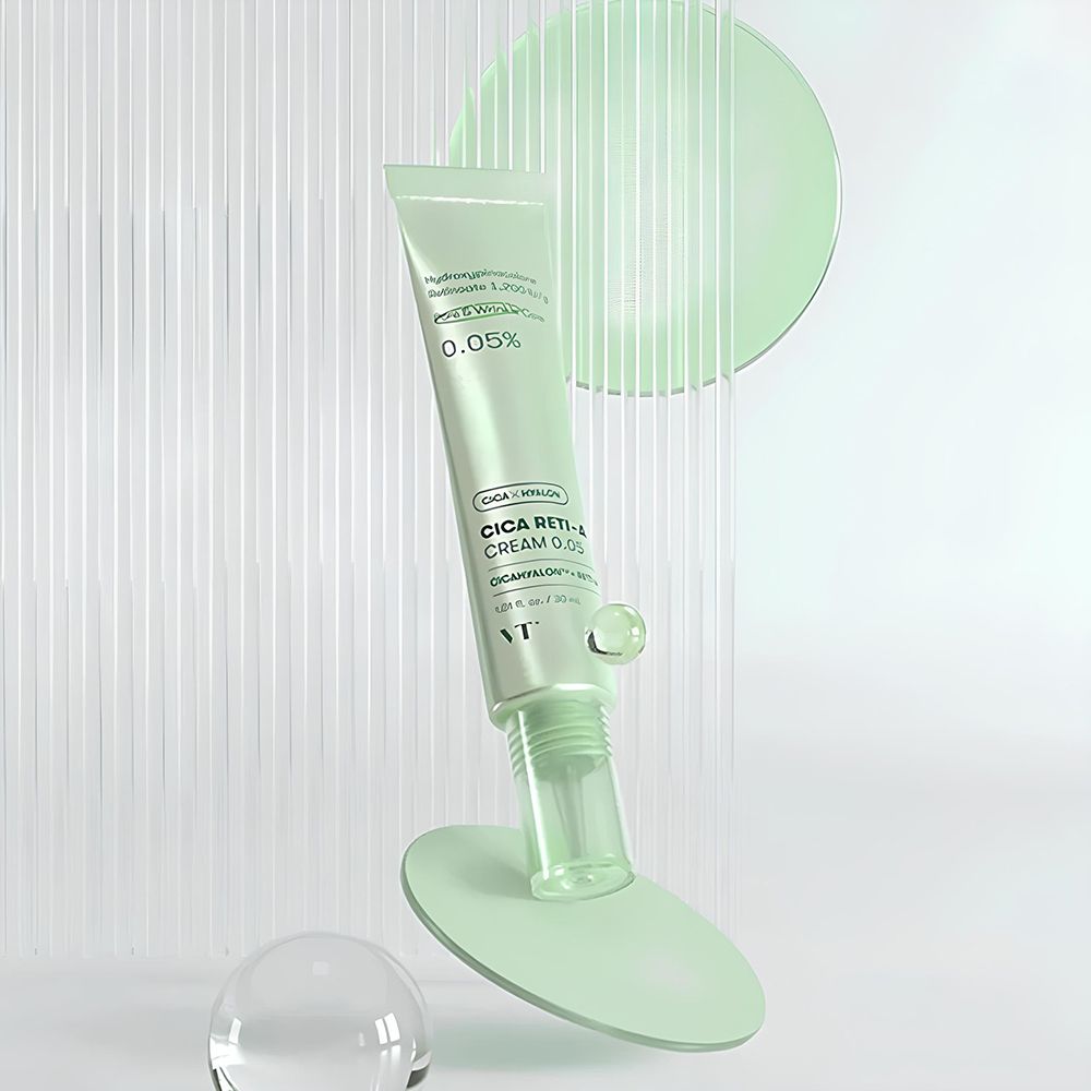 Tube verte flottant sur fond vert. Contient 0,05% de rétinol. Marque VT. Nom du produit Cica Reti-A Cream 0.05.